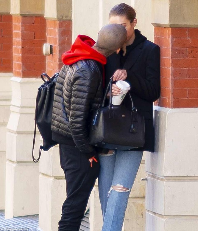 Gigi Hadid hôn Zayn Malik - ảnh 5
