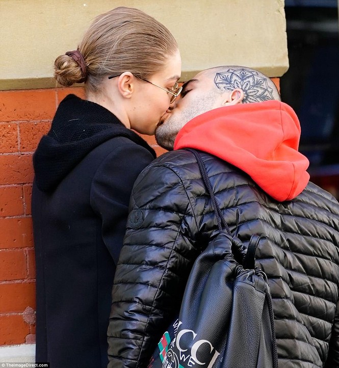 Gigi Hadid hôn Zayn Malik - ảnh 7