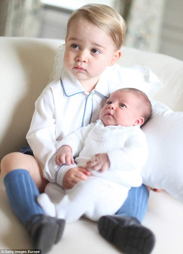 công chúa Charlotte thơm em trai Louis - ảnh 4