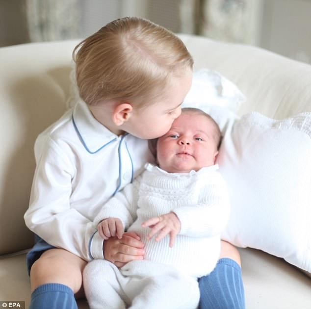 công chúa Charlotte thơm em trai Louis - ảnh 3