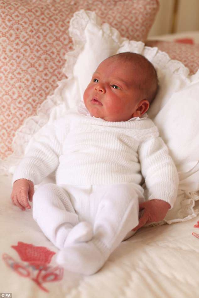 công chúa Charlotte thơm em trai Louis - ảnh 1