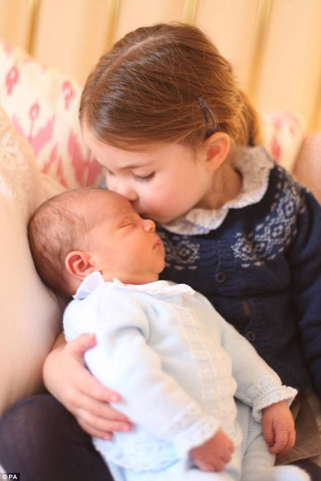 công chúa Charlotte thơm em trai Louis - ảnh 2