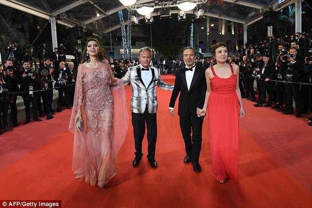 Sao nữ quen ‘hở bạo’ Blanca Blanco dự Cannes bên bạn trai hơn 31 tuổi - ảnh 8