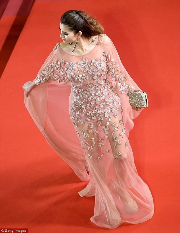 Sao nữ quen ‘hở bạo’ Blanca Blanco dự Cannes bên bạn trai hơn 31 tuổi - ảnh 4
