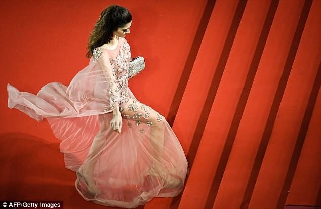 Sao nữ quen ‘hở bạo’ Blanca Blanco dự Cannes bên bạn trai hơn 31 tuổi - ảnh 6