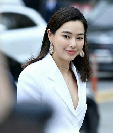 ‘Chị đại’ Kim Hye Soo đọ sắc Hoa hậu Honey Lee và thiên thần 9x Sulli - ảnh 8