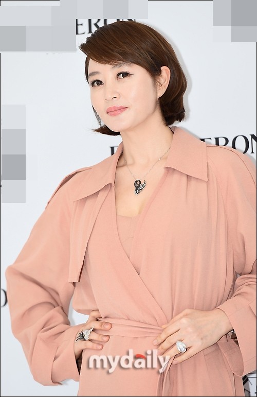 ‘Chị đại’ Kim Hye Soo đọ sắc Hoa hậu Honey Lee và thiên thần 9x Sulli - ảnh 3