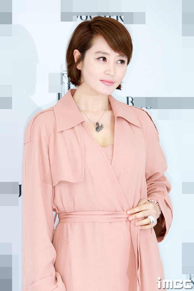 ‘Chị đại’ Kim Hye Soo đọ sắc Hoa hậu Honey Lee và thiên thần 9x Sulli - ảnh 4