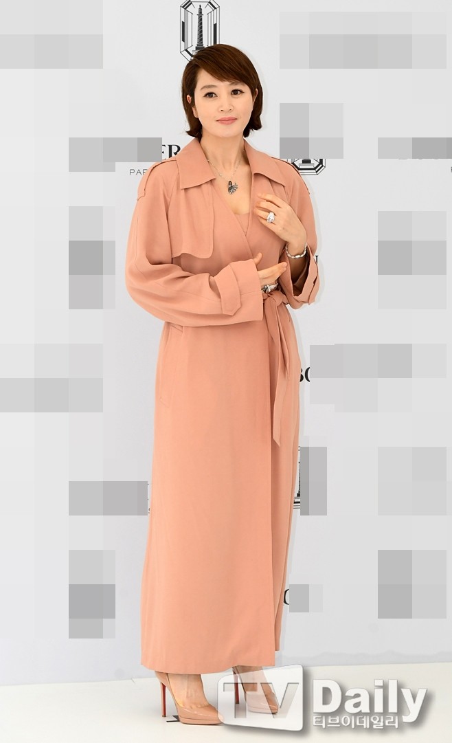 ‘Chị đại’ Kim Hye Soo đọ sắc Hoa hậu Honey Lee và thiên thần 9x Sulli - ảnh 6