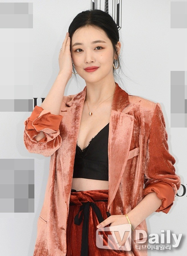 ‘Chị đại’ Kim Hye Soo đọ sắc Hoa hậu Honey Lee và thiên thần 9x Sulli - ảnh 15