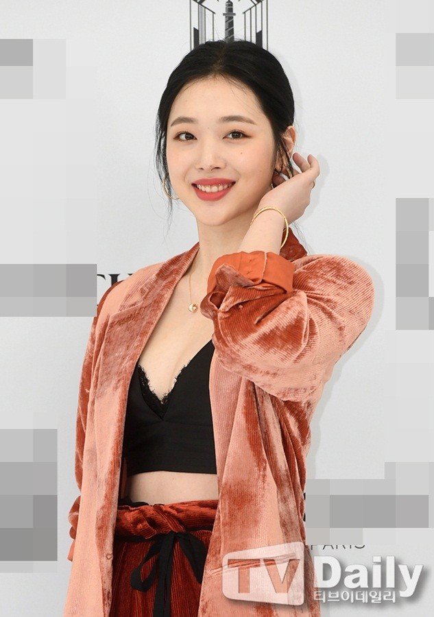 ‘Chị đại’ Kim Hye Soo đọ sắc Hoa hậu Honey Lee và thiên thần 9x Sulli - ảnh 16