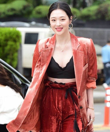 ‘Chị đại’ Kim Hye Soo đọ sắc Hoa hậu Honey Lee và thiên thần 9x Sulli - ảnh 10
