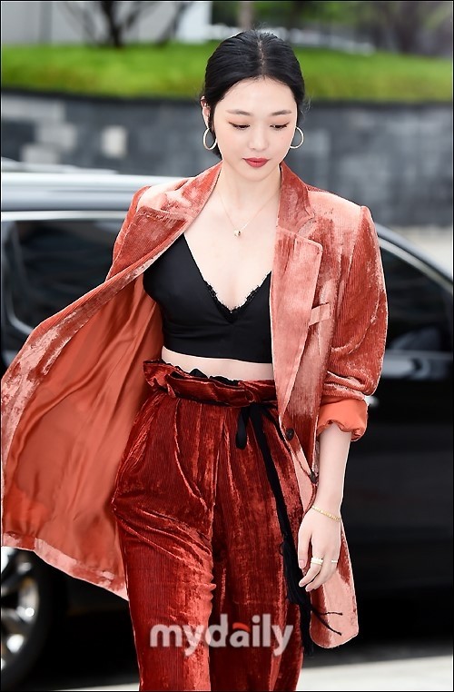‘Chị đại’ Kim Hye Soo đọ sắc Hoa hậu Honey Lee và thiên thần 9x Sulli - ảnh 11