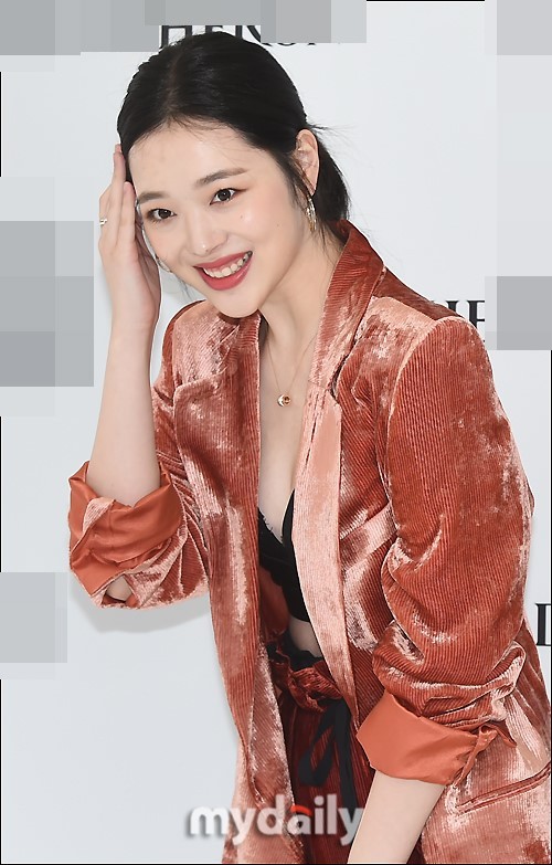 ‘Chị đại’ Kim Hye Soo đọ sắc Hoa hậu Honey Lee và thiên thần 9x Sulli - ảnh 14