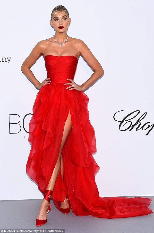 ‘Búp bê’ Thụy Điển Elsa Hosk quyến rũ như đóa hồng - ảnh 2
