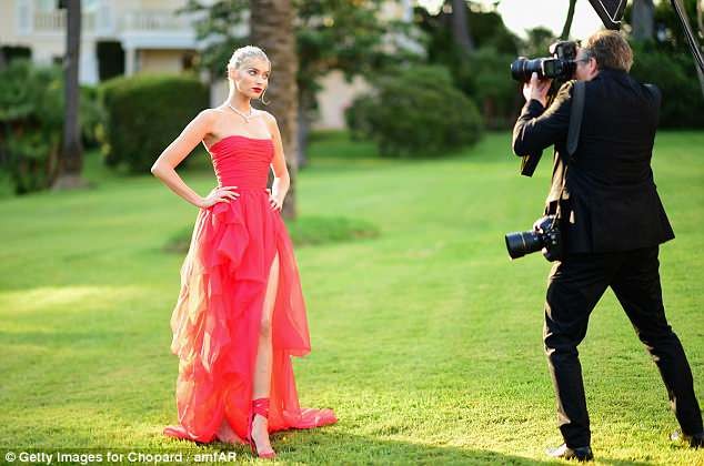 ‘Búp bê’ Thụy Điển Elsa Hosk quyến rũ như đóa hồng - ảnh 7