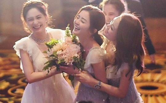 Cô dâu U40 Chung Hân Đồng xinh đẹp với đường cong quyến rũ - ảnh 15