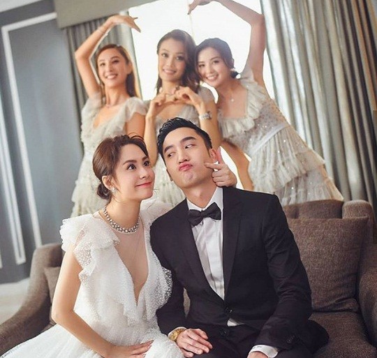 Cô dâu U40 Chung Hân Đồng xinh đẹp với đường cong quyến rũ - ảnh 12