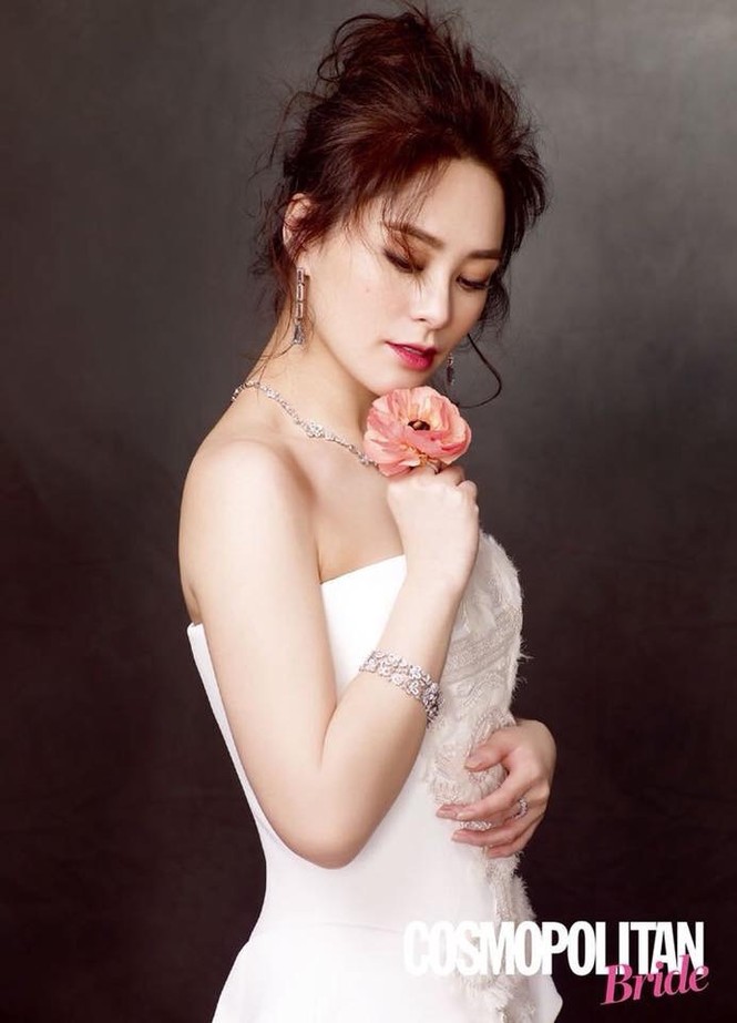 Cô dâu U40 Chung Hân Đồng xinh đẹp với đường cong quyến rũ - ảnh 5