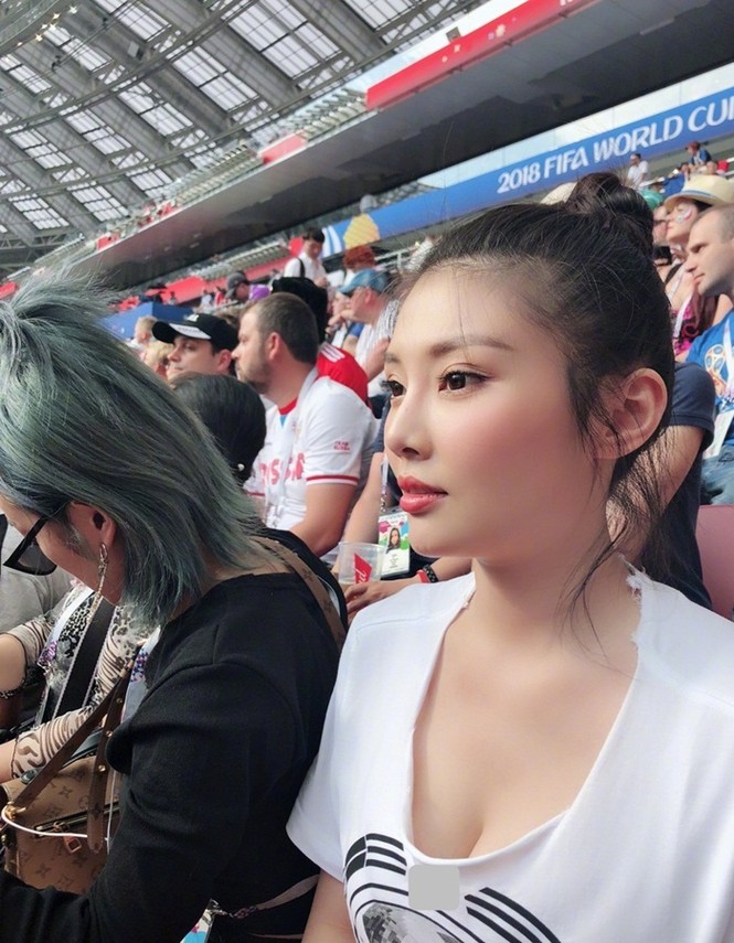 ‘Kim Kardashian’ Hoa ngữ hốt hoảng vì bị nam CĐV World Cup sấn sổ - ảnh 1