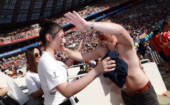 ‘Kim Kardashian’ Hoa ngữ hốt hoảng vì bị nam CĐV World Cup sấn sổ - ảnh 5