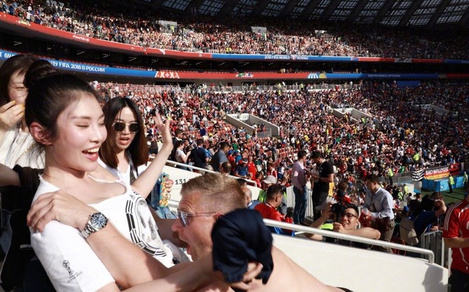 ‘Kim Kardashian’ Hoa ngữ hốt hoảng vì bị nam CĐV World Cup sấn sổ - ảnh 6