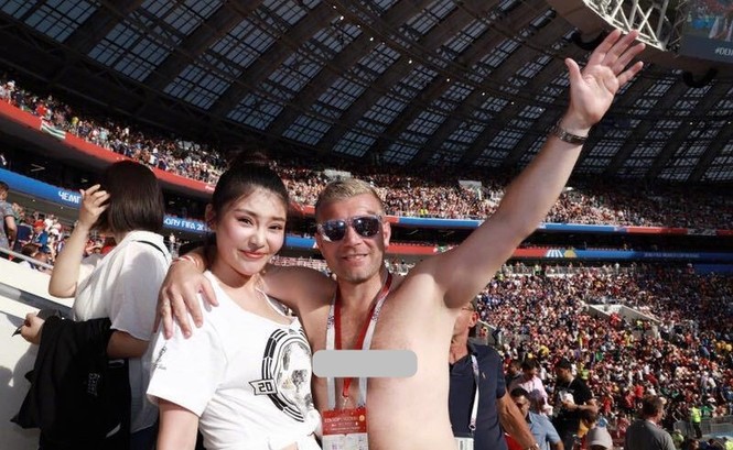 ‘Kim Kardashian’ Hoa ngữ hốt hoảng vì bị nam CĐV World Cup sấn sổ - ảnh 2
