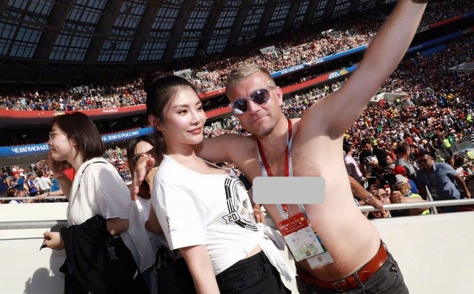 ‘Kim Kardashian’ Hoa ngữ hốt hoảng vì bị nam CĐV World Cup sấn sổ - ảnh 3
