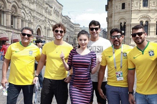 ‘Kim Kardashian’ Hoa ngữ hốt hoảng vì bị nam CĐV World Cup sấn sổ - ảnh 10