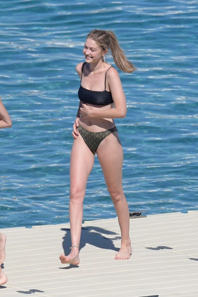 Gigi Hadid diện bikini tung tăng nắng hè ở Hy Lạp - ảnh 2