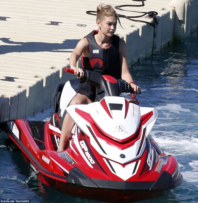 Gigi Hadid diện bikini tung tăng nắng hè ở Hy Lạp - ảnh 9