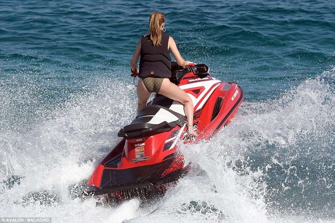 Gigi Hadid diện bikini tung tăng nắng hè ở Hy Lạp - ảnh 11