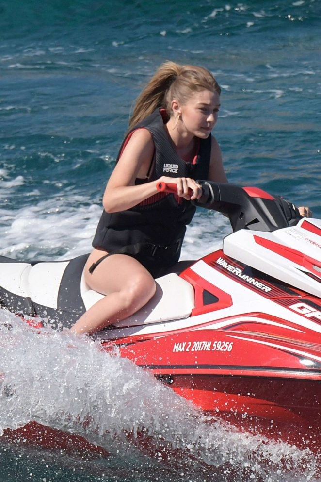 Gigi Hadid diện bikini tung tăng nắng hè ở Hy Lạp - ảnh 10