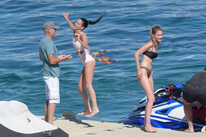 Gigi Hadid diện bikini tung tăng nắng hè ở Hy Lạp - ảnh 7