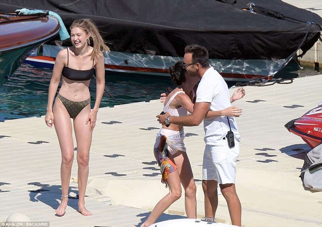 Gigi Hadid diện bikini tung tăng nắng hè ở Hy Lạp - ảnh 8