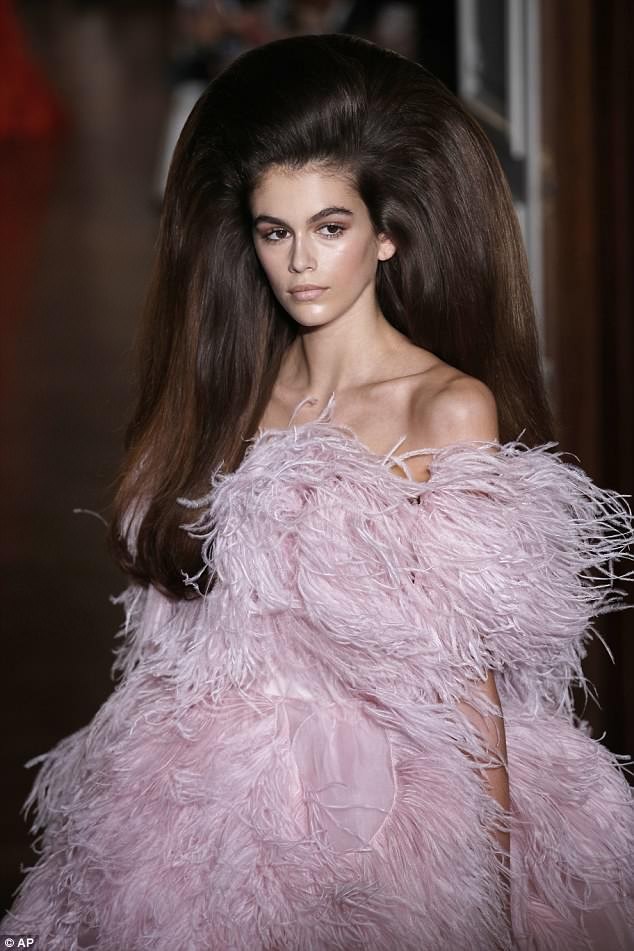 Con gái 16 tuổi của Cindy Crawford lộng lẫy như công chúa - ảnh 4
