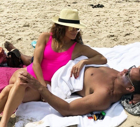 Jennifer Lopez lộ nhẫn đính hôn khi đi tắm biển cùng bồ trẻ - ảnh 1