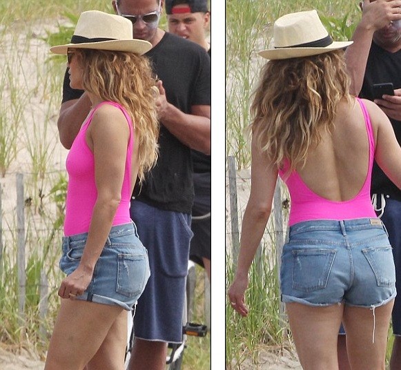 Jennifer Lopez lộ nhẫn đính hôn khi đi tắm biển cùng bồ trẻ - ảnh 5
