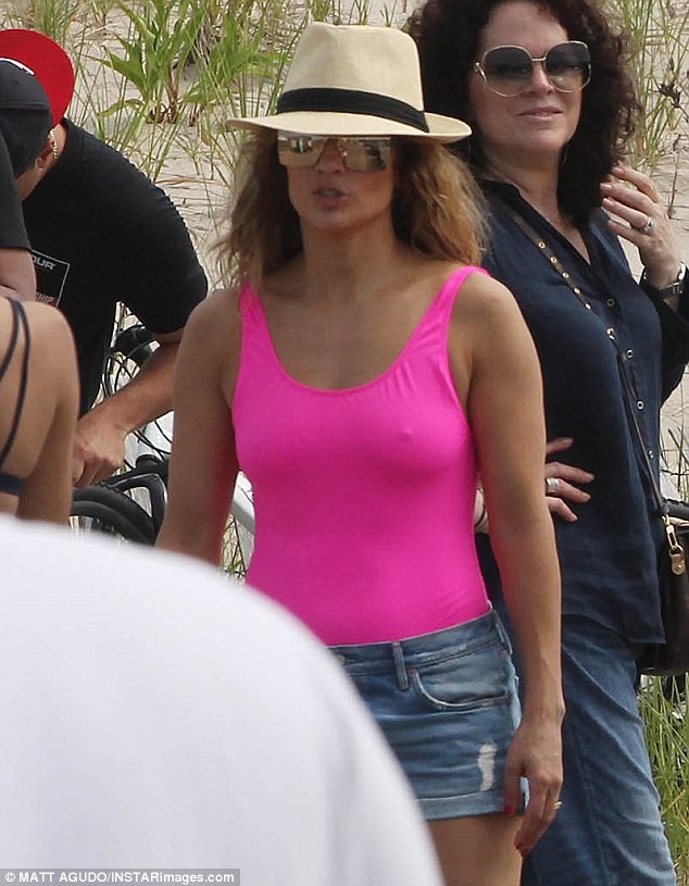 Jennifer Lopez lộ nhẫn đính hôn khi đi tắm biển cùng bồ trẻ - ảnh 4