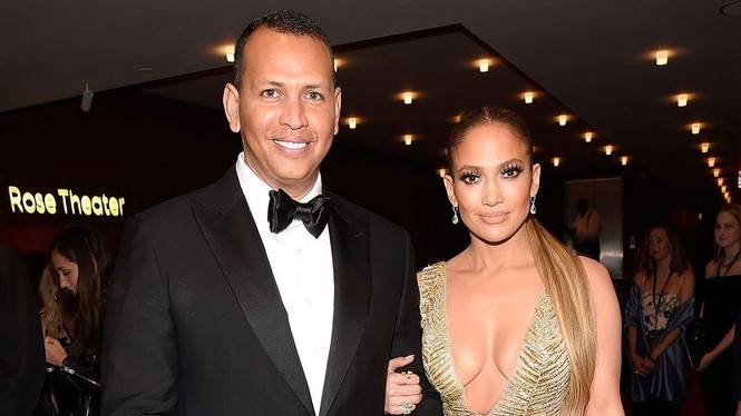 Jennifer Lopez lộ nhẫn đính hôn khi đi tắm biển cùng bồ trẻ - ảnh 9