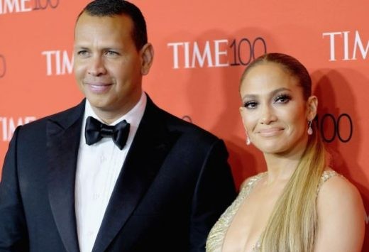 Jennifer Lopez lộ nhẫn đính hôn khi đi tắm biển cùng bồ trẻ - ảnh 10