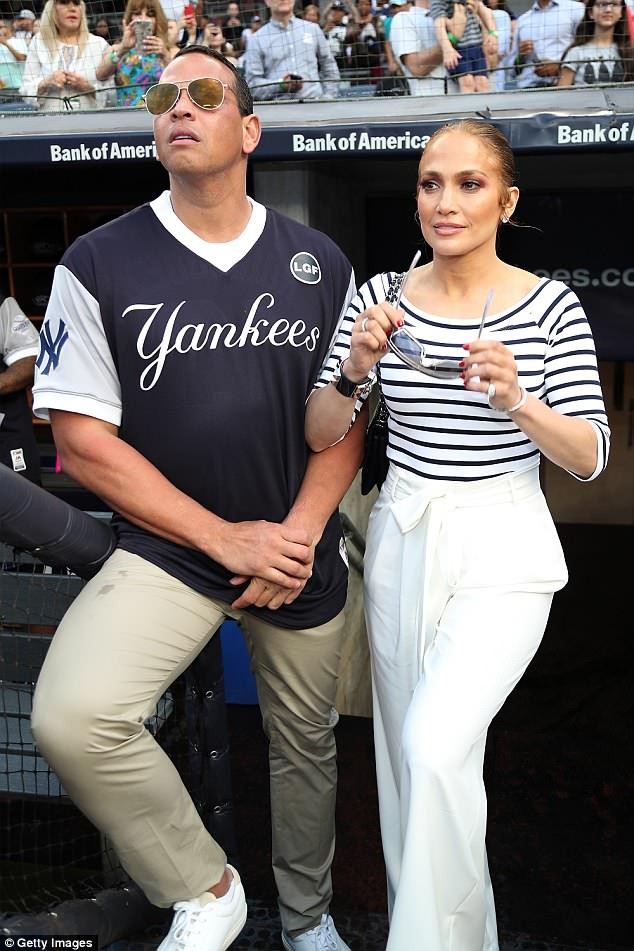Jennifer Lopez lộ nhẫn đính hôn khi đi tắm biển cùng bồ trẻ - ảnh 12