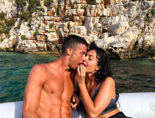 Sau thất bại World Cup, Ronaldo đi nghỉ 'giải sầu' cùng bồ nóng bỏng - ảnh 1
