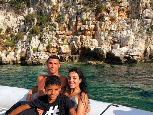 Sau thất bại World Cup, Ronaldo đi nghỉ 'giải sầu' cùng bồ nóng bỏng - ảnh 2