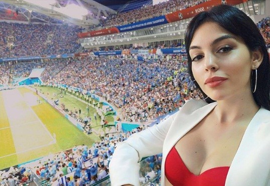Sau thất bại World Cup, Ronaldo đi nghỉ 'giải sầu' cùng bồ nóng bỏng - ảnh 3