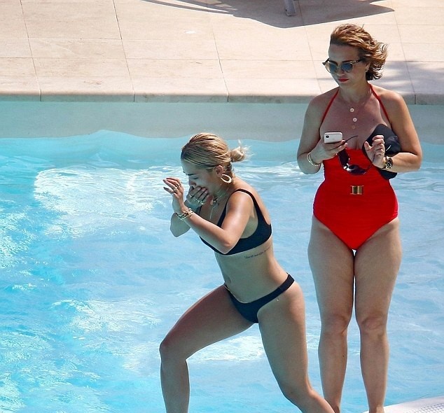 Mẹ Rita Ora U60 diện áo tắm quyến rũ ‘đọ sắc’ con gái - ảnh 8