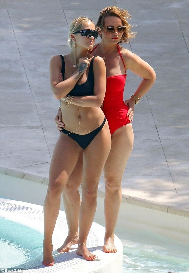 Mẹ Rita Ora U60 diện áo tắm quyến rũ ‘đọ sắc’ con gái - ảnh 4