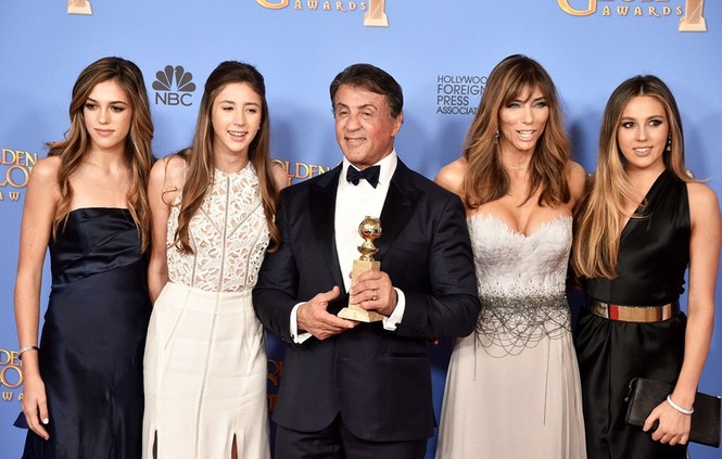 Vợ và con gái ‘người hùng cơ bắp’ Sylvester Stallone siêu quyến rũ - ảnh 9