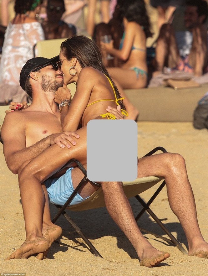 Thủ môn Đức Kevin Trapp diễn 'cảnh nóng' với hôn thê gợi cảm trên biển - ảnh 7