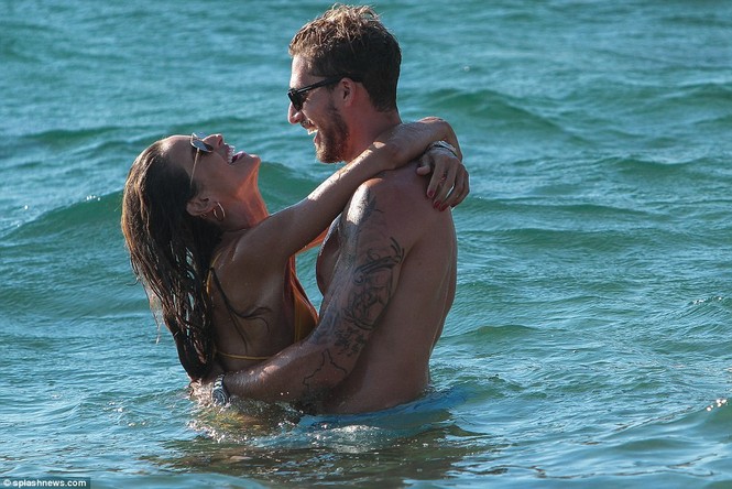 Thủ môn Đức Kevin Trapp diễn 'cảnh nóng' với hôn thê gợi cảm trên biển - ảnh 10